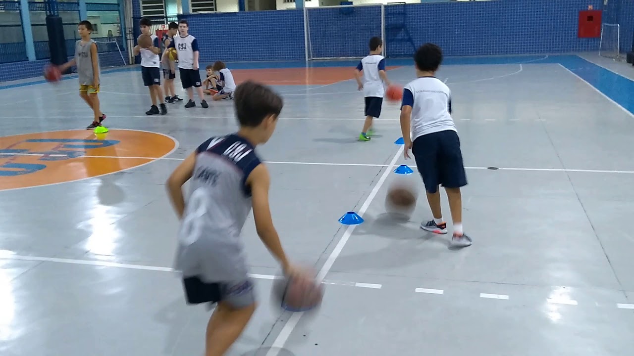 TREINO DE ARREMESSO, DRIBLES E BANDEJAS PARA MENINOS QUE ESTÃO INICIANDO.