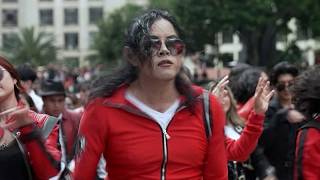 Fans de Michael Jackson bailan Thriller por el 68 cumpleaños del Rey del Pop