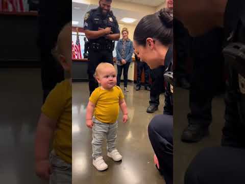 Bebé Va a la Policía a Pedir Trabajo 😂#bebe #policia #divertido #viral #tierno #familia