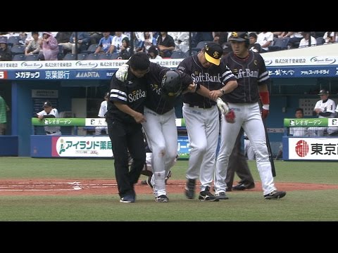 【柳田悠岐にアクシデント発生】死球直撃で歩けず、無念の途中交代