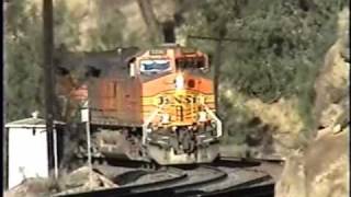 preview picture of video 'Tehachapi Loop - BNSF Freight Action - Video # 8 Bealville to the Loop'