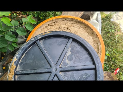 Opti-control Schachtboden mit Sand füllen für bessere Standsicherheit.