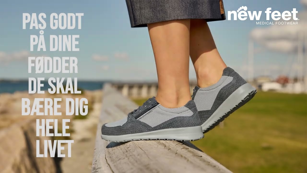 Sporty laced women' s shoe with zip