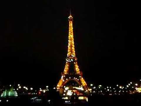 LA TOUR EIFFEL NOS SALUDA