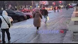 В Николаеве продолжается борьба с гололедом: коммунальные службы работают в усиленном режиме (видео)