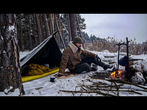 Winter camping by the river and hot żurek soup from the campfire. Testing the new Kettle and wool...