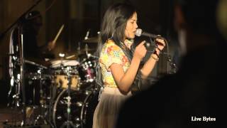 Jhene Aiko Performs &#39;Space Jam&#39;- Live Bytes