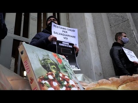 Milano, ristoratori consegnano cesti di cibo al prefetto in segno di protesta