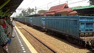 preview picture of video 'Empty Coal Train Passing Pondok Ranji'