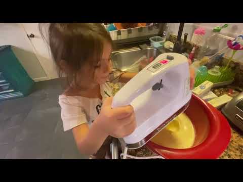 Inessa Amor bakes cupcakes