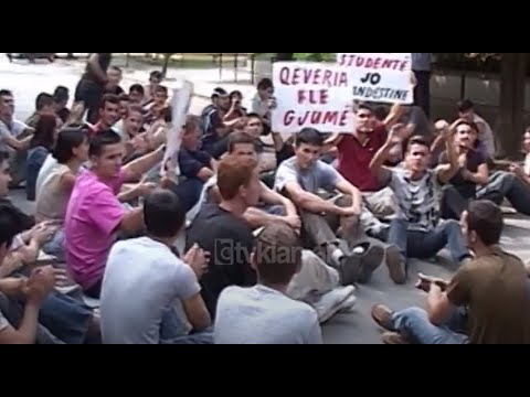 Ambasada Italiane nuk jep viza, të rinjtë shqiptarë në protestë (10 Shtator 2002)