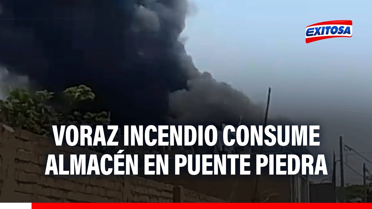 🔴🔵 Incendio de grandes proporciones consume almacén de plástico en Puente Piedra