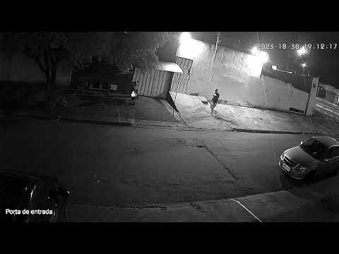 vulto  branco  e  registrado por  camera de segurança  assita ate o final