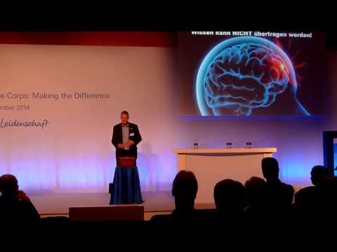 Ausschnitte eines Gastvortrages bei einer Tagung von Top-Führungskräften der Deutschen Bank. Stephan Ehlers ist seit 1995 aktiv als Trainer, Speaker, Jongleur und Moderator. Seitdem hat er viele namhafte Firmen um Kreativität, Know-how und Ergebnisse bereichert. Er ist Mitglied der German Speakers Association (GSA), Top100-Entertainer bei Speakers Excellence, Mitglied der Akademie für neurowissenschaftliches Bildungsmanagement (AFNB) und Autor mehrerer Bücher. - www.fql.de
