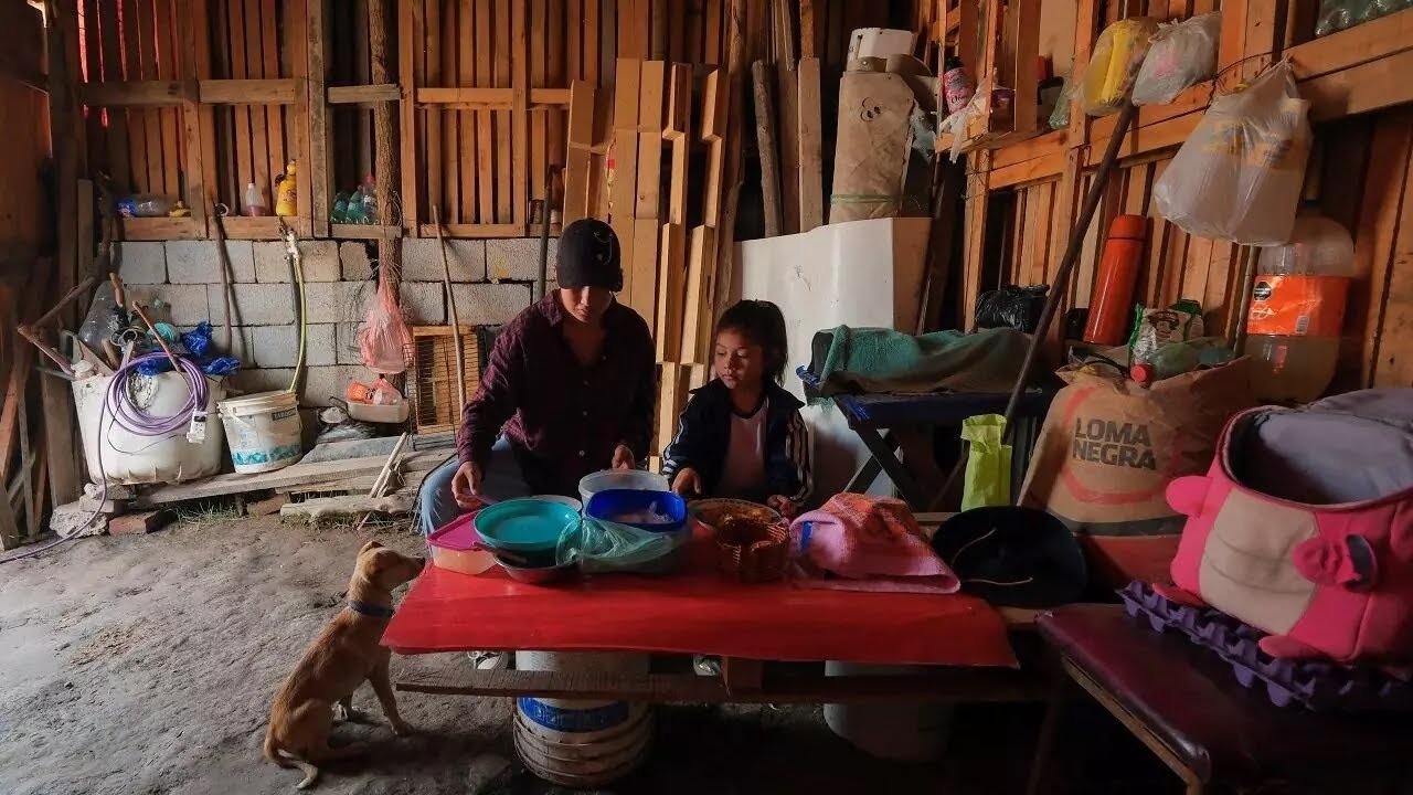 La pobreza en Argentina se dispara más de 11 puntos en el primer semestre, hasta casi 53%