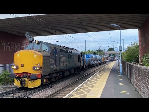 DRS 37218 and 37407 idle into Stowmarket DGL working 3S01 14/10/21