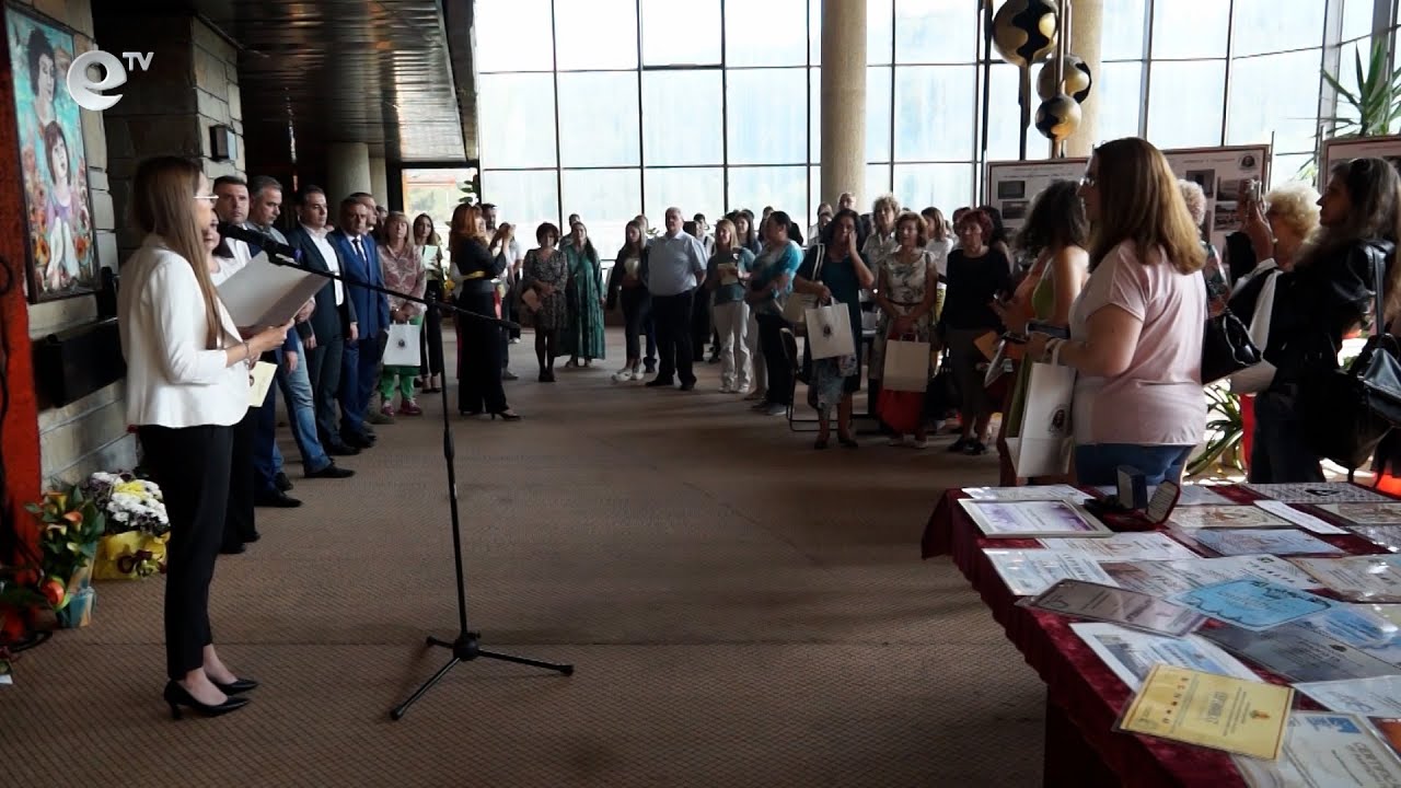Езиковата гимназия в Смолян отбеляза 40-годишнината си с изложба и концерт