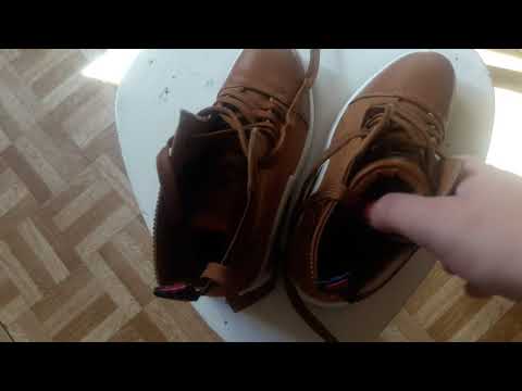 В гостях у мамы. Джесси соскучилась. Была на тренировке. Новые ботинки. И без подарков не поедем:)