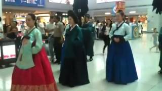 Korean King and Queen at Airport with travelers