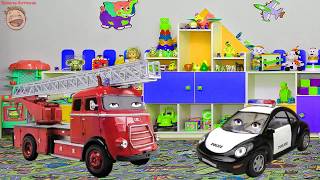 Пожарная машина Огнебор и Полицейская машина Полис смотрят мультфильм — Пожарная Машинка