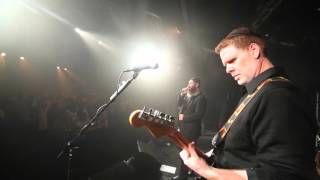 להקת פרדס – והיא שעמדה (הקליפ הרשמי) - התמונה מוצגת ישירות מתוך אתר האינטרנט יוטיוב. זכויות היוצרים בתמונה שייכות ליוצרה. קישור קרדיט למקור התוכן נמצא בתוך דף הסרטון