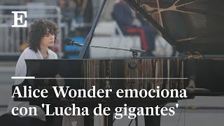 Alice Wonder interpreta &quot;Lucha de gigantes&quot; en el homenaje a las víctimas del covid-19 | EL PAÍS