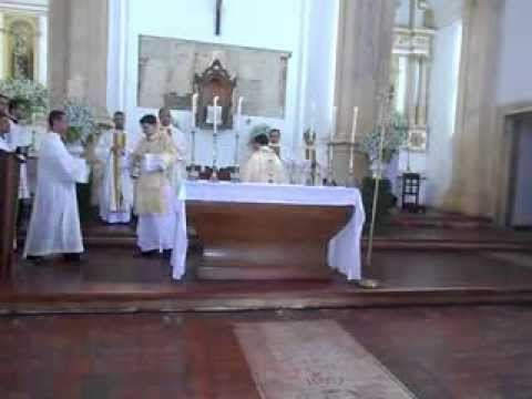 O PADRE ADENTRA AO TEMPLO AGORA PARAMENTADO E CELEBRA A MISSA 2