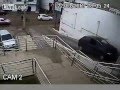Una mujer olvida poner el freno de mano en su coche