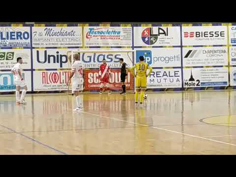 Calcio a 5, Serie A2: Elledì Fossano-Mantova (2-6), Adrian Oanea realizza il rigore del 2-4