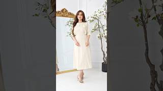 فستان ناعم بتفصيلة وردة أنيقة