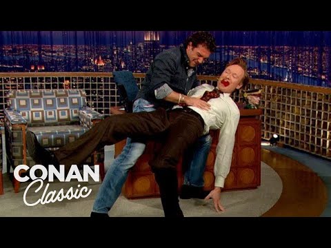 アントニオ・バンデラスがコナンにタンゴを教える - "Late Night With Conan O Brien" (Antonio Banderas Teaches Conan To Tango - "Late Night With Conan O'Brien")