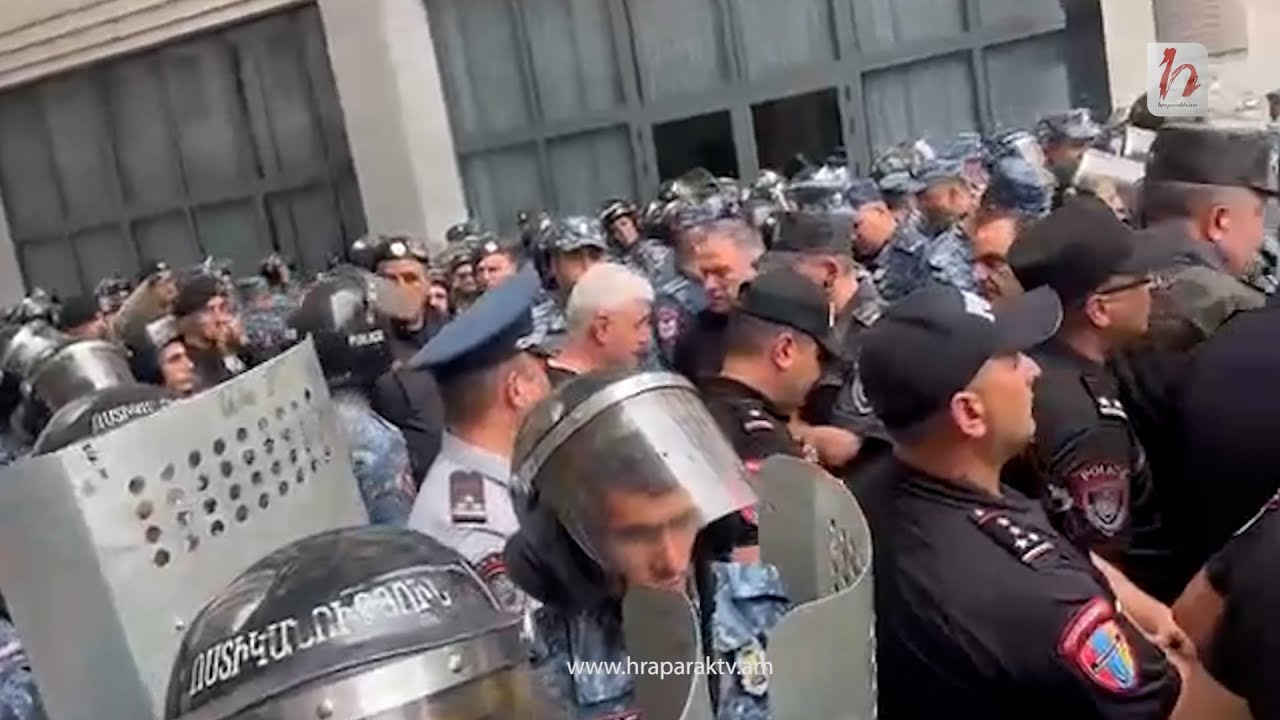 Գերլարված իրավիճակ՝ ԱԳՆ-ի մոտ. «Ներս ենք մտնելու»