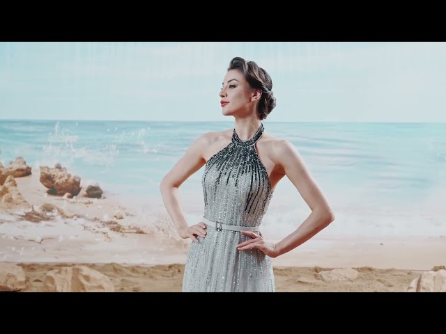 فستان تول شك كامل بالكريستال مع قصه رقبه الهالتر