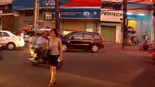 preview picture of video 'Crossing the road in Ho Chi Minh City, Vietnam'