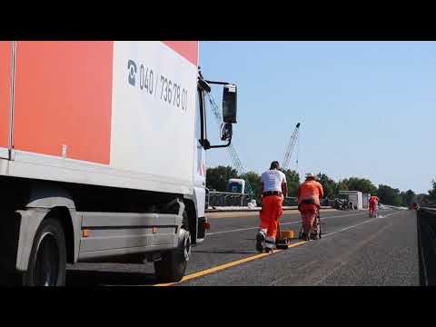 Die Markierungsarbeiten kurz vor Aufhebung der Vollsperrung.