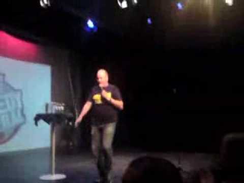 Jag på boulevardteatern under Sthlm Comedy Festival håller på ramla