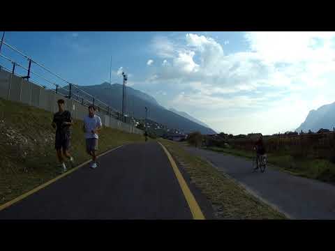 Un asino si fa un giro in ciclabile