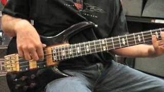 Video thumbnail for Peavey Rudy Sarzo Bass by universalrenote
