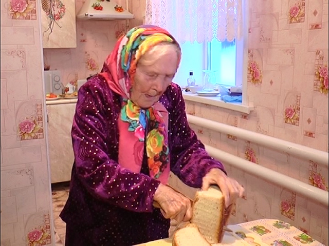 90 яшендә... ипи пешерә