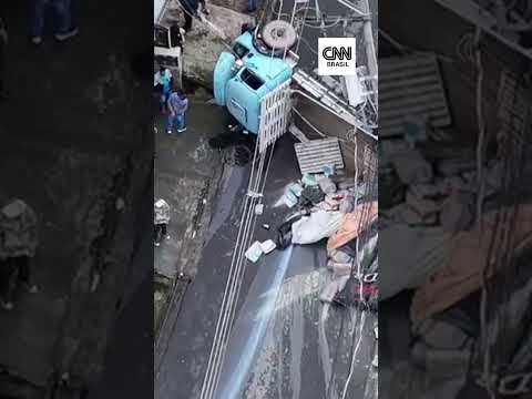 Caminhão carregado de cimento bate em poste e tomba em avenida de São Paulo