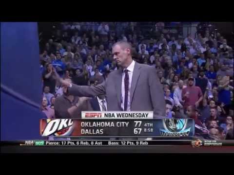 Rick Carlisle kicks ball into stands - Le coach de Dallas shoot le ballon sur un spectateur !