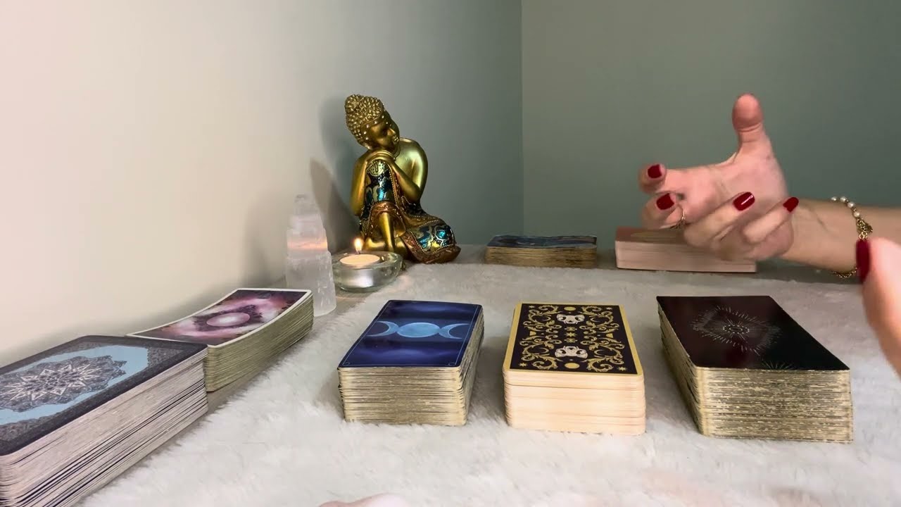 O que está SENTINDO e PENSANDO em relação a mim? Quais as próximas ATITUDES? Tarot 🔮🤔💘🗣️