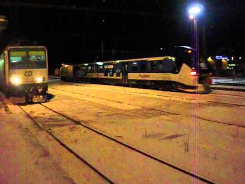 Příjezd vlaku Os 7002 (ČD 844.004) a odjezd vlaku Sp 1693 (ČD 163.249) - Chomutov, 12. 12. 2012