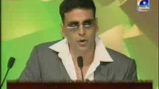 Download lagu Akshay Kumar refuses to take the award and gives it to Aamir Khan mp3