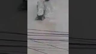 शुशिला मगरले खिचेको र श्रवणकुमार आलेले पोष्ट गरेको सामाखुशीको यो भिडियो सामाजिक सन्जालमा अहिले भाइरल बनेको छ । नगर विकासकालागि भन्दै काठमाण्डौं महानगरले नीति तथा कार्यक्रम सार्वजनिक गरि सक्दा नसक्दै देखिएको यो दृश्य संयोग मात्र होइन । चुनाव जित्न नपाइ पदाधिकारीहरुलाई मोबाइल बाँड्ने मेयरले यो पनि पक्कै हेरे होलान् नभए हनुमानहरुले देखाइ दिए हुन्छ ।
