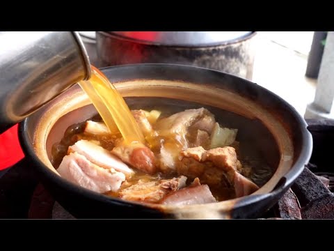 O segredo do sucesso desta loja Bak Kut Teh de panela de barro de 35 anos é… | Malaysian Food Street