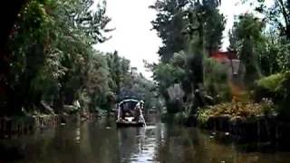 preview picture of video 'Paseando por los canales de Xochimilco'