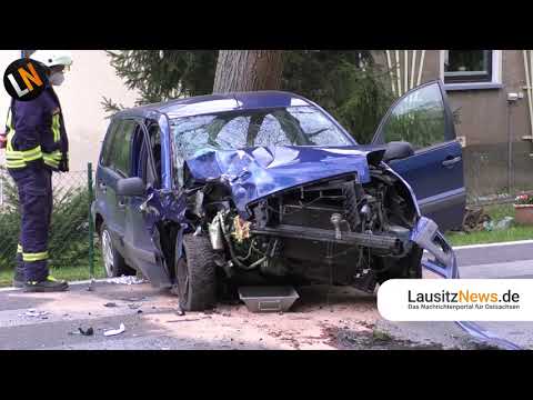 Kleinsaubernitz - Ungebremst gegen Baum gecrasht: Ford-Fahrer schwer verletzt
