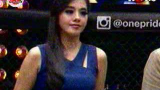 Download lagu Putri viola cantik dgn gaun biru mp3