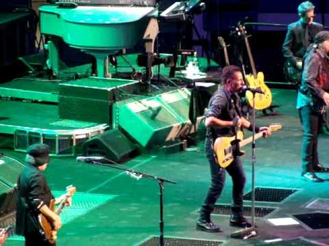 NILS LOFGREN SOLO BRUCE SPRINGSTEEN BECAUSE THE NIGHT 2/10/16 HARTFORD XL CENTER